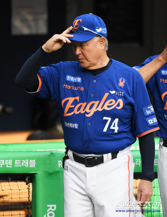  Director Kim Kyung-moon of Hanwha, who has a lot of thoughts