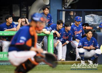  Hanwha's bench atmosphere where starting pitcher Um Sang-baek is expected to play well