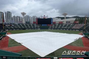  Heavy rain forecast in Busan, Sajik Baseball Stadium covered with tarpaulin