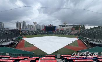  Heavy rain forecast in Busan, tarpaulin on the ground