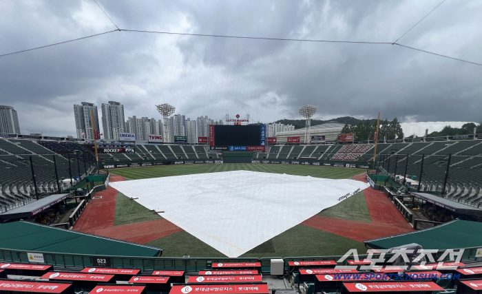  Heavy rain forecast in Busan, tarpaulin on the ground