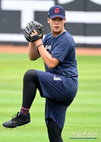  Lee Minseok, catch ball in the rain