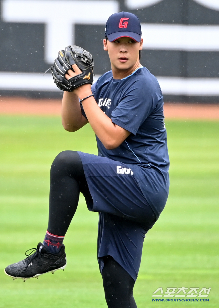  Lee Minseok, catch ball in the rain