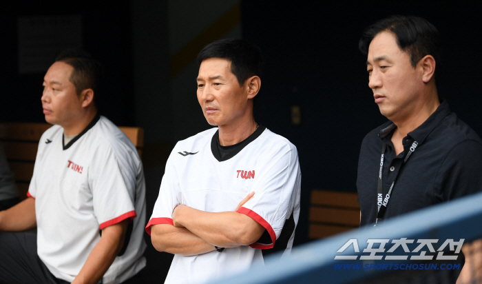  Manager Yeom Kyung-yeop directly checks the pitching of the Tolhurst bullpen