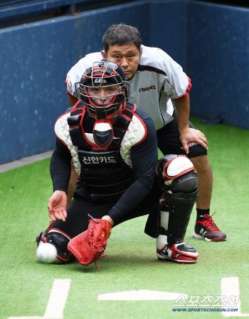  Park Dongwon receives the Tolhurst ball himself