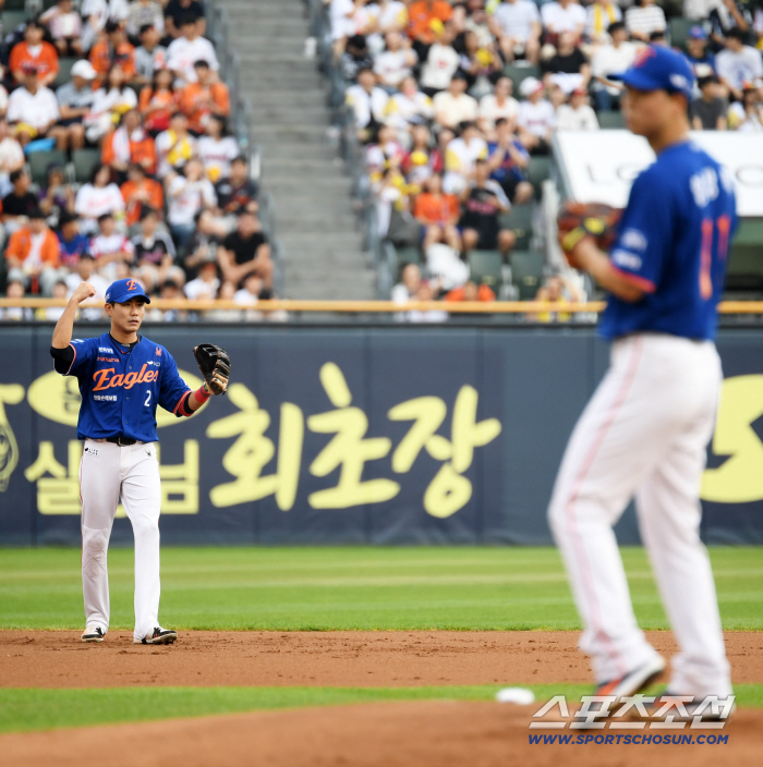  Shortstop Shim Woo-joon, who is behind starter Um Sang-baek