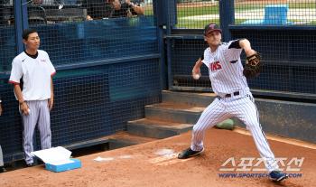  Tollhurst Yeom Kyung-yeop is pitching while watching