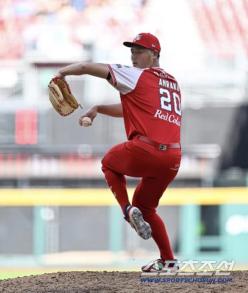 A rookie's first-place right-hander, who was kicked out due to habitual assault and assault by his junior, contributed to the team's victory by ranking first in saves in the Mexican league (Min Chang-ki's Japanese baseball)