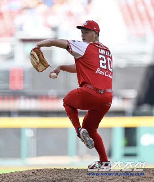 A rookie's first-place right-hander, who was kicked out due to habitual assault and assault by his junior, contributed to the team's victory by ranking first in saves in the Mexican league (Min Chang-ki's Japanese baseball)