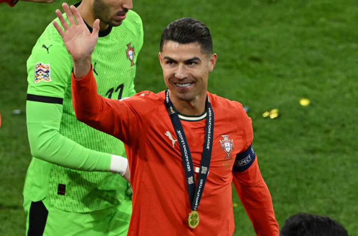 Saudi league than Portugal! Ronaldo, who chose money over nationality, wasn't he the most powerful Saudi club? I'm not involved in recruiting players