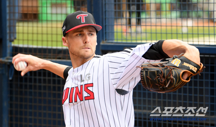 That's why he brought a starter from the U.S. LG's new foreign pitcher as the first team starter a week after entering the country. Debut against KT on the 12th