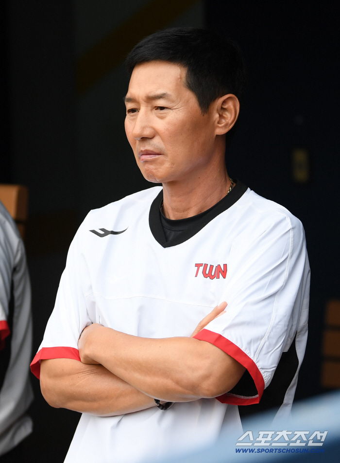 That's why he brought a starter from the U.S. LG's new foreign pitcher as the first team starter a week after entering the country. Debut against KT on the 12th