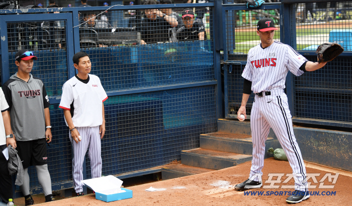 That's why he brought a starter from the U.S. LG's new foreign pitcher as the first team starter a week after entering the country. Debut against KT on the 12th