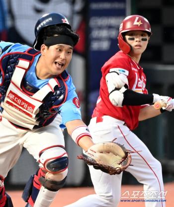 Wow, he's catching this Yoo Kang-nam's fighting spirit, Lee Shim-jeon-sim Na Kyun-an, who flew at the floating ball, raised his arms (Busan site)