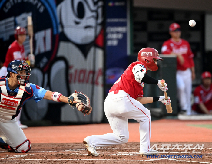 Wow, he's catching this Yoo Kang-nam's fighting spirit, Lee Shim-jeon-sim Na Kyun-an, who flew at the floating ball, raised his arms (Busan site)