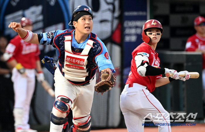 Wow, he's catching this Yoo Kang-nam's fighting spirit, Lee Shim-jeon-sim Na Kyun-an, who flew at the floating ball, raised his arms (Busan site)