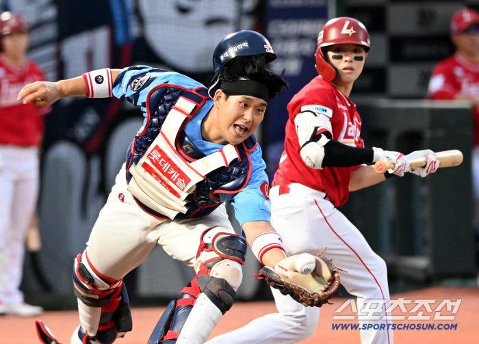 Wow, he's catching this Yoo Kang-nam's fighting spirit, Lee Shim-jeon-sim Na Kyun-an, who flew at the floating ball, raised his arms (Busan site)