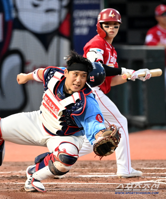 Wow, he's catching this Yoo Kang-nam's fighting spirit, Lee Shim-jeon-sim Na Kyun-an, who flew at the floating ball, raised his arms (Busan site)
