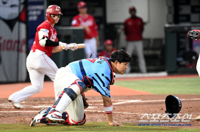 Wow, he's catching this Yoo Kang-nam's fighting spirit, Lee Shim-jeon-sim Na Kyun-an, who flew at the floating ball, raised his arms (Busan site)