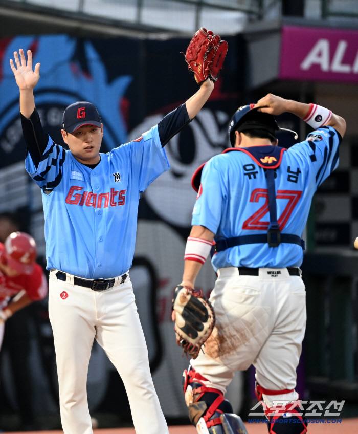 Wow, he's catching this Yoo Kang-nam's fighting spirit, Lee Shim-jeon-sim Na Kyun-an, who flew at the floating ball, raised his arms (Busan site)