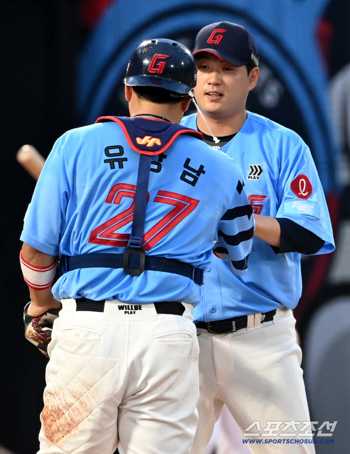 Wow, he's catching this Yoo Kang-nam's fighting spirit, Lee Shim-jeon-sim Na Kyun-an, who flew at the floating ball, raised his arms (Busan site)