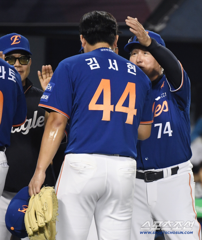 20 → 22 → 52 → 54 Hanwha barely lost three consecutive games and approached No. 1 by 2G. The end of the master's praise is Son Ah-seop's praise for showing quick adaptability
