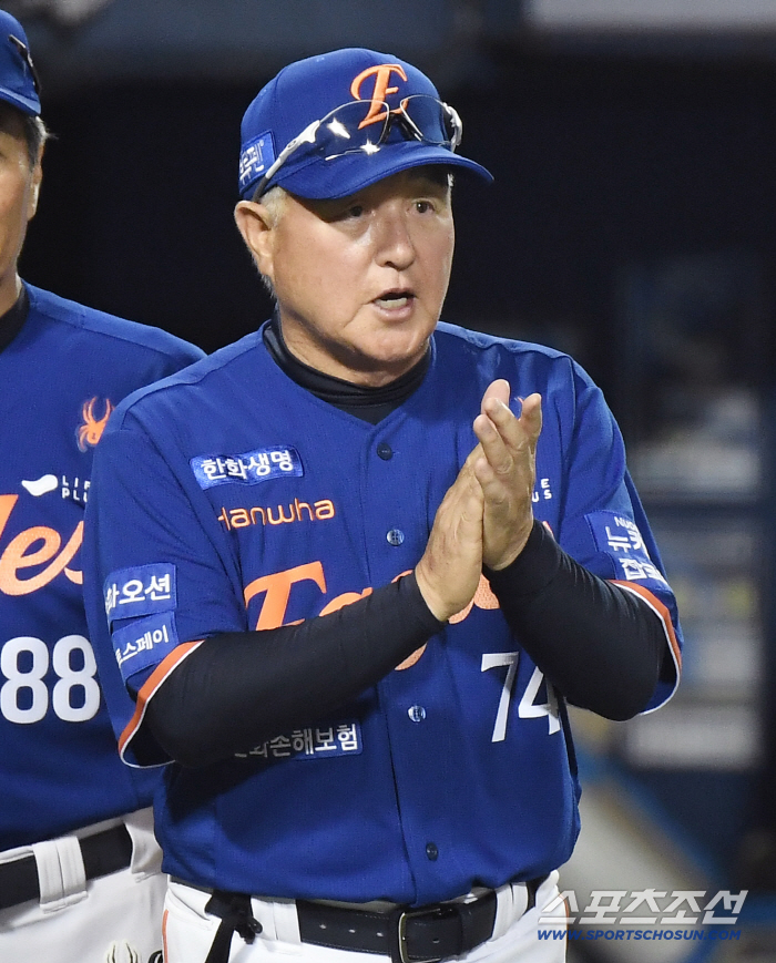 20 → 22 → 52 → 54 Hanwha barely lost three consecutive games and approached No. 1 by 2G. The end of the master's praise is Son Ah-seop's praise for showing quick adaptability