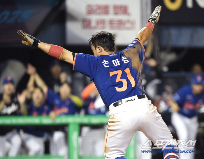 20 → 22 → 52 → 54 Hanwha barely lost three consecutive games and approached No. 1 by 2G. The end of the master's praise is Son Ah-seop's praise for showing quick adaptability