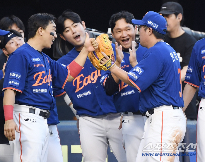 20 → 22 → 52 → 54 Hanwha barely lost three consecutive games and approached No. 1 by 2G. The end of the master's praise is Son Ah-seop's praise for showing quick adaptability