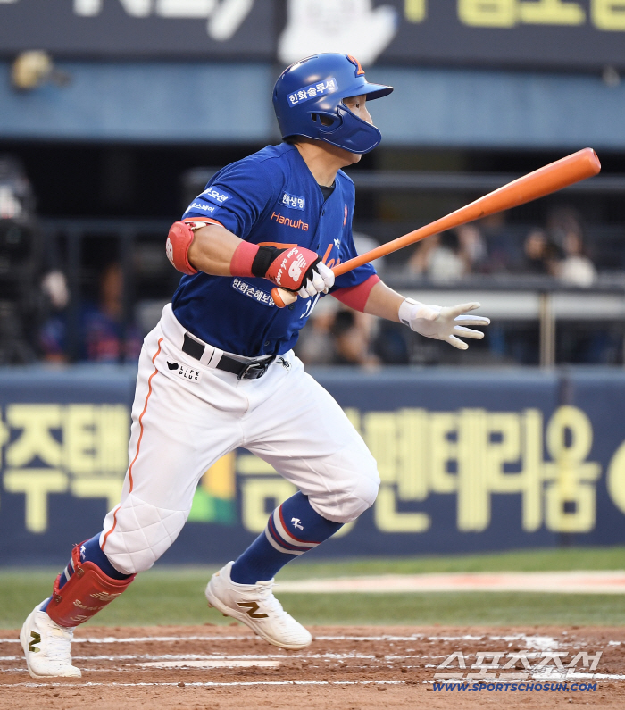 20 → 22 → 52 → 54 Hanwha barely lost three consecutive games and approached No. 1 by 2G. The end of the master's praise is Son Ah-seop's praise for showing quick adaptability