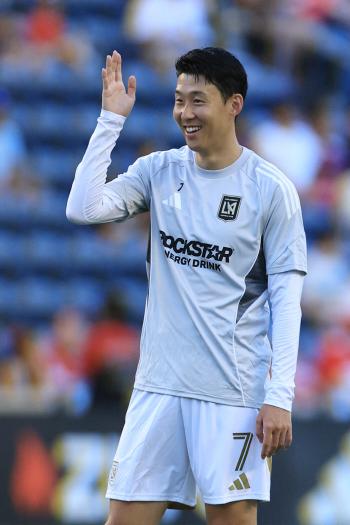  Let's start conquering the U.S.! Son Heung-min finally made his MLS debut! 15 minutes into the second half of the game against Chicago
