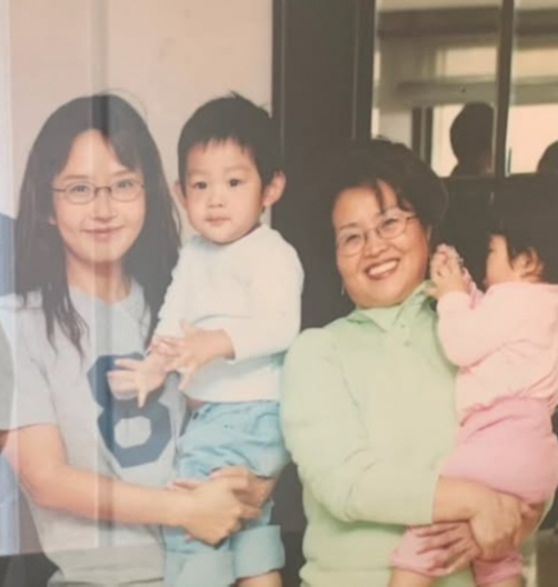 Choi Jun-hee, Choi Jin-sil's life photo released.. a bright smile in one's arms