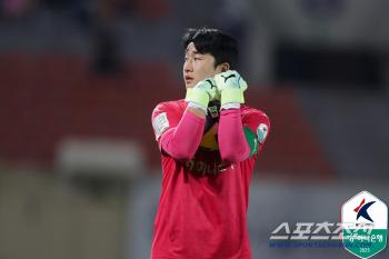 Daejeon head coach Hwang Sun-hong's agony captain GK suffered a broken finger in his colon and will have to undergo surgery 