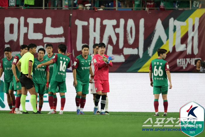 Daejeon head coach Hwang Sun-hong's agony captain GK suffered a broken finger in his colon and will have to undergo surgery 