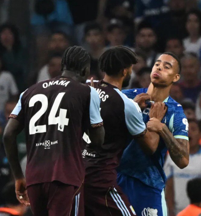 The devil's talent, grabbed by the collar, torn to shreds in uniform, and educated by seniors...Still, it's my seventh preseason goal, and it's about EPL A. Villa