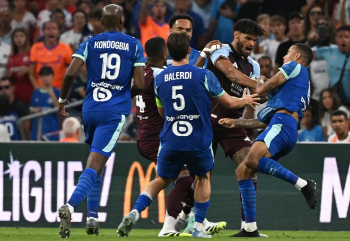 The devil's talent, grabbed by the collar, torn to shreds in uniform, and educated by seniors...Still, it's my seventh preseason goal, and it's about EPL A. Villa