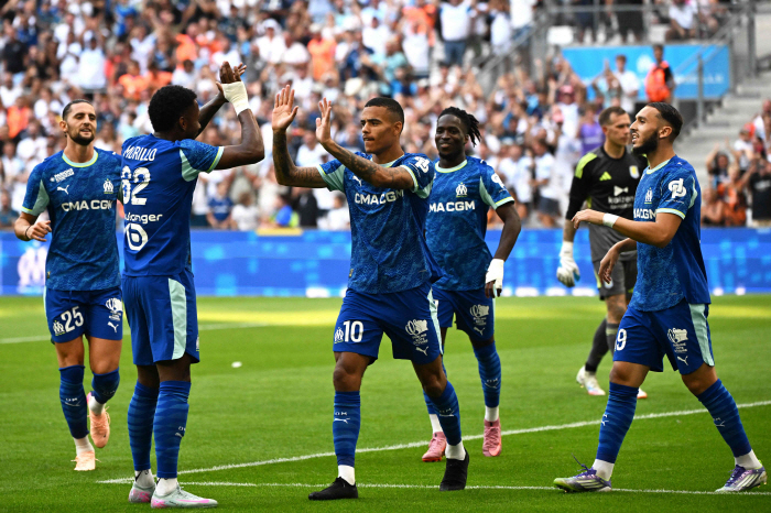 The devil's talent, grabbed by the collar, torn to shreds in uniform, and educated by seniors...Still, it's my seventh preseason goal, and it's about EPL A. Villa