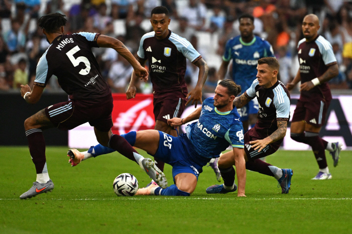 The devil's talent, grabbed by the collar, torn to shreds in uniform, and educated by seniors...Still, it's my seventh preseason goal, and it's about EPL A. Villa