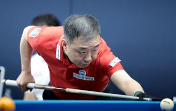 Eom Sang-pil, a strong Korean player, beats Mamin Gum to advance to the semifinals for the first time in the PBA