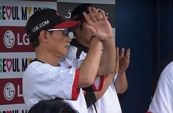 Even in the fierce battle for first and second place, I learned this kind of manners from coach Kim Kyung-moon, who only sent an X to the king of stolen bases in the third inning with a six-point difference. 