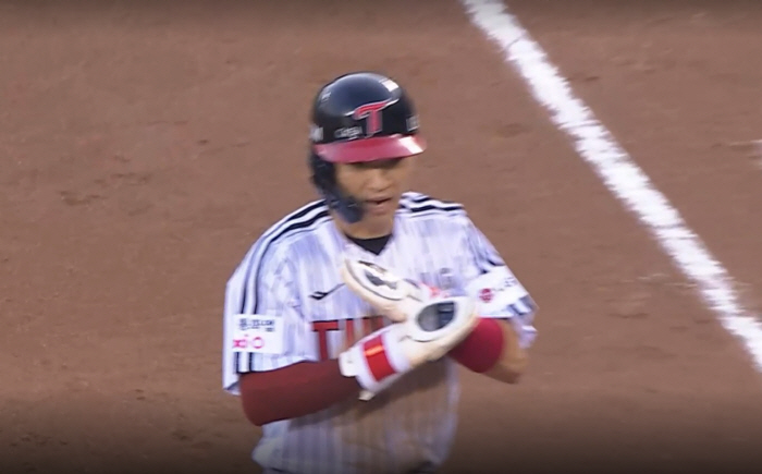 Even in the fierce battle for first and second place, I learned this kind of manners from coach Kim Kyung-moon, who only sent an X to the king of stolen bases in the third inning with a six-point difference. 