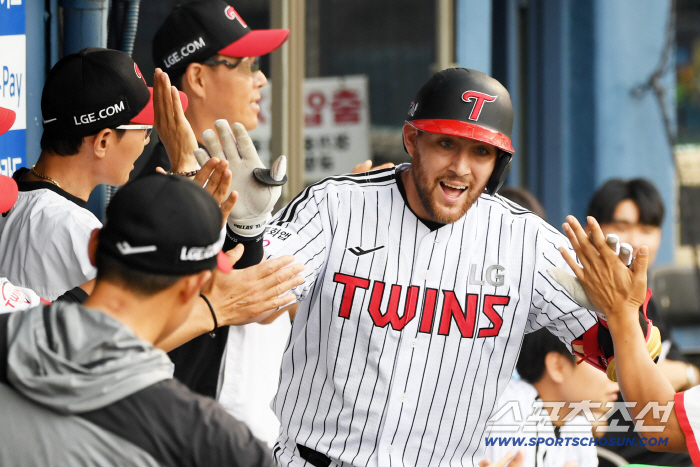 Even in the fierce battle for first and second place, I learned this kind of manners from coach Kim Kyung-moon, who only sent an X to the king of stolen bases in the third inning with a six-point difference. 