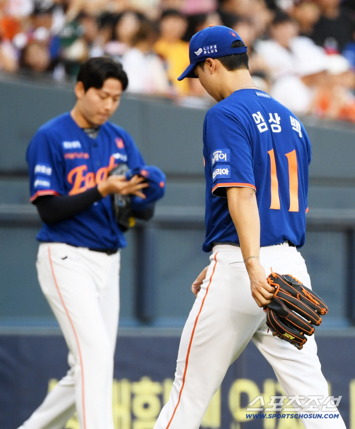 Even in the fierce battle for first and second place, I learned this kind of manners from coach Kim Kyung-moon, who only sent an X to the king of stolen bases in the third inning with a six-point difference. 