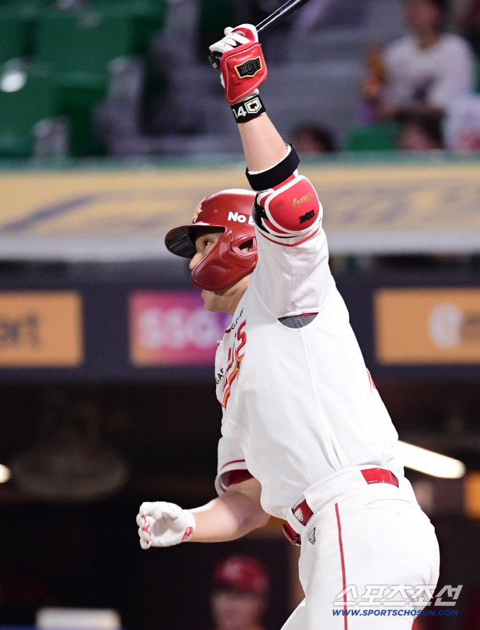 The first point against Park Sewoong! Choi Jeong's timely hit achieved his second 4,300-base hit in professional baseball history...a right-handed hitter for the first time