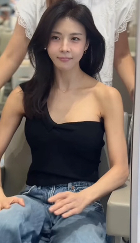 Ha Ji-won, 47, is taking care of her beauty at Cheongdam Shop. Crazy