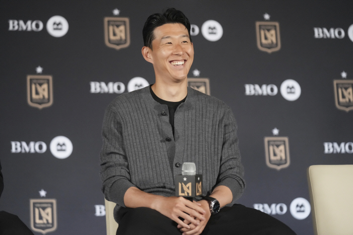 Has there been such a comfortable transfer in Tottenham's history? Kane Interrupts Transfer After Gentleman's Agreement, GOODBYE Chairman Levi's Legendary Treatment of Son Heung-min
