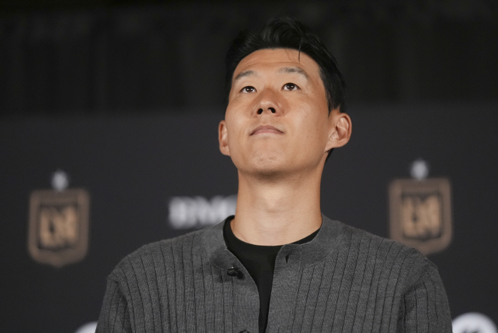 Has there been such a comfortable transfer in Tottenham's history? Kane Interrupts Transfer After Gentleman's Agreement, GOODBYE Chairman Levi's Legendary Treatment of Son Heung-min