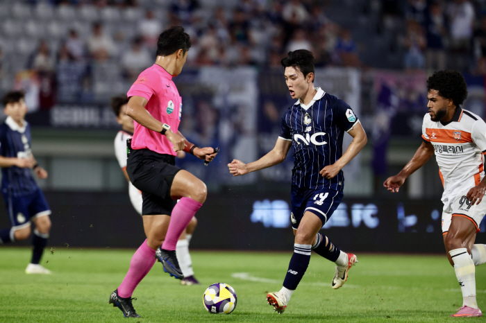 Hot battle E-Land, 00 draw with Hwaseong, 3 undefeated  3 clean sheets 