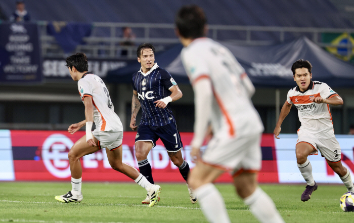 Hot battle E-Land, 00 draw with Hwaseong, 3 undefeated  3 clean sheets 