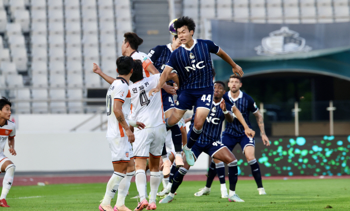 Hot battle E-Land, 00 draw with Hwaseong, 3 undefeated  3 clean sheets 